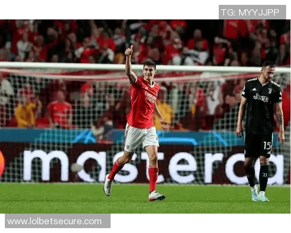 国王杯激战本菲卡与尤文图斯战平乌龙球成比赛转折点引发热议 国王杯激战本菲卡与尤文图斯战平乌龙球成比赛转折点引发热议