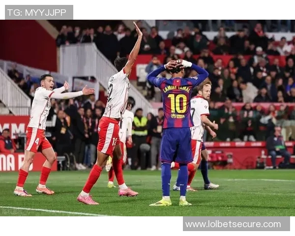 西甲赛场惊现冷门那不勒斯大胜里昂引发全场热议